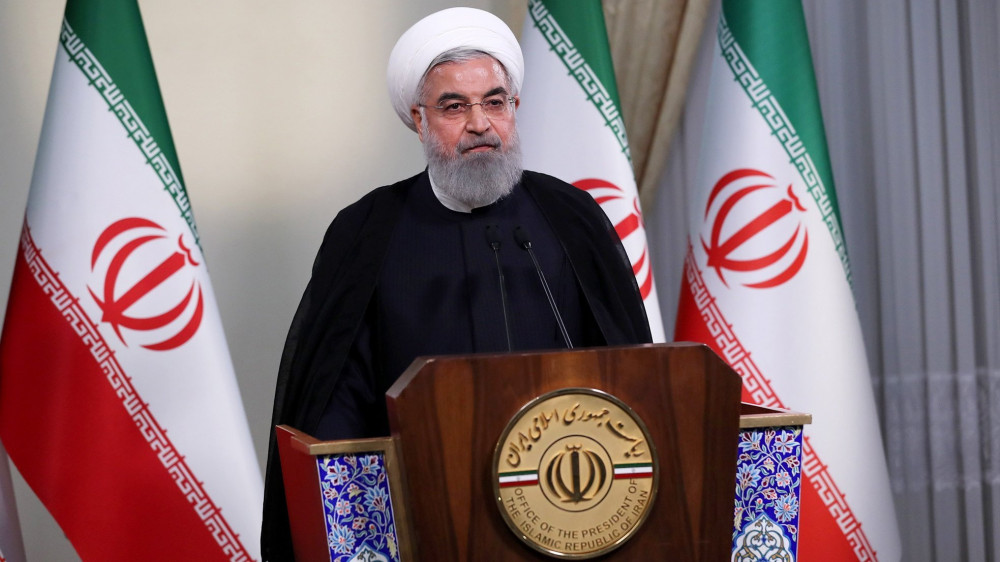 Teherán, 2018. május 8.Az iráni elnök sajtóhivatalának felvételén Haszan Róháni iráni elnök beszédet mond Teheránban 2018. május 8-án, miután Donald Trump amerikai elnök bejelentette, hogy az Egyesült Államok kilép az iráni atomegyezményből, és elrendelte az Irán elleni szankciók visszaállítását. Róháni az állami televízióban közvetített beszédében közölte, hogy Irán tartja magát az atomprogramjáról kötött egyezményben foglaltakhoz, és kész folytatni a munkát a többhatalmi szerződést aláíró többi országgal. (MTI/EPA/Iráni elnök sajtóhivatala)