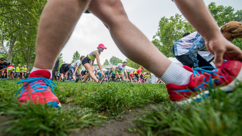 Résztvevők melegítenek az Európa-napi fesztivál 13 év - 13 km elnevezésű futóversenyén Budapesten, a Szabadság téren 2017. május 7-én.