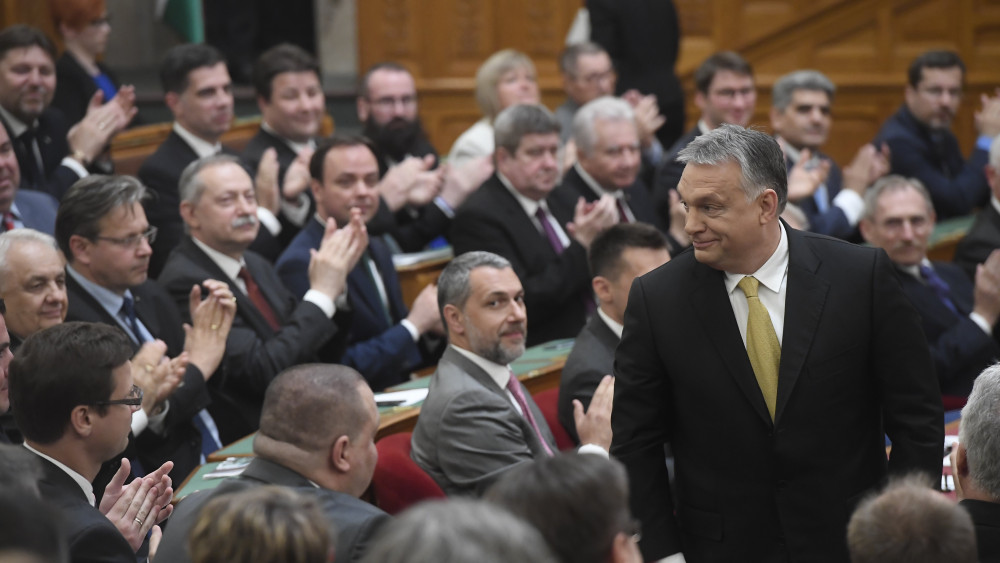 Orbán Viktor miniszterelnököt (j) megtapsolja a Fidesz-KDNP-frakció az Országgyűlés plenáris ülésén 2018. május 10-én.