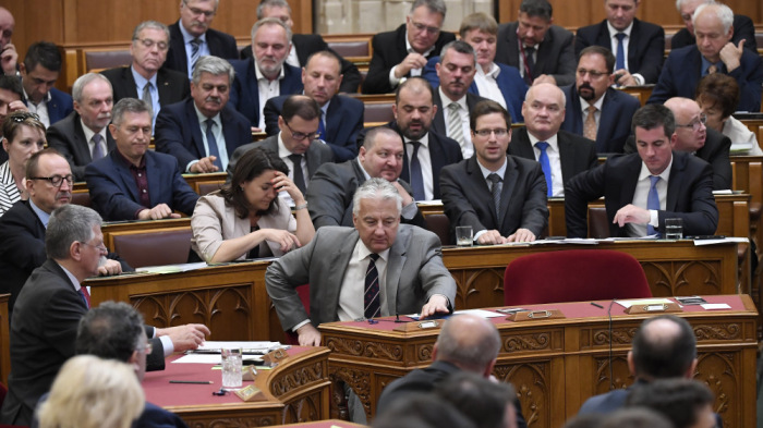 Ellenzéki kiritikák mellett megszavazta a leendő kormánystruktúrát az Országgyűlés