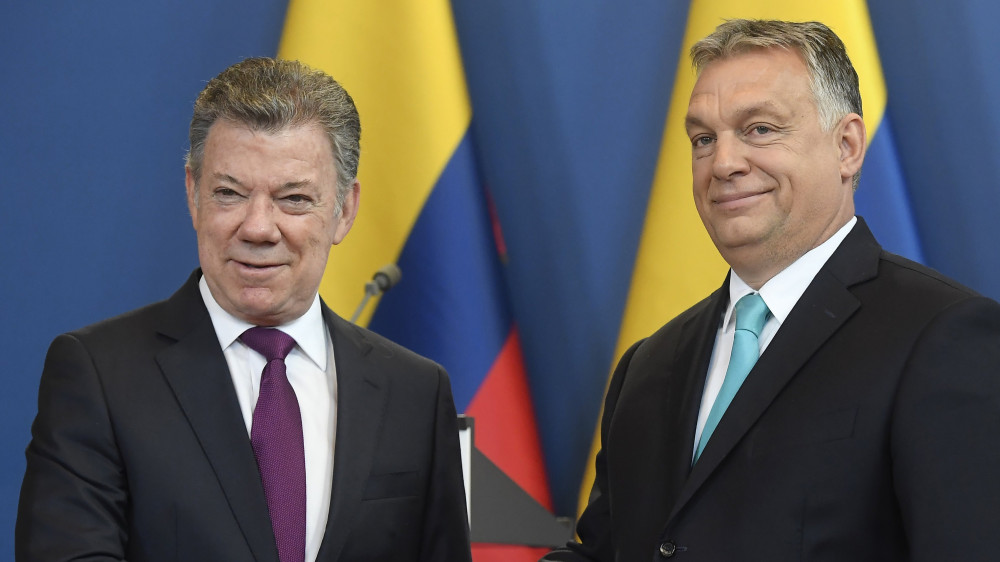 Juan Manuel Santos kolumbiai államfő (b) és Orbán Viktor miniszterelnök a megbeszélésüket követően tartott sajtótájékoztatón az Országházban 2018. május 11-én.