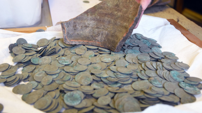 Tizenegy kilónyi ezüstpénzt talált egy férfi Kunmadarasnál
