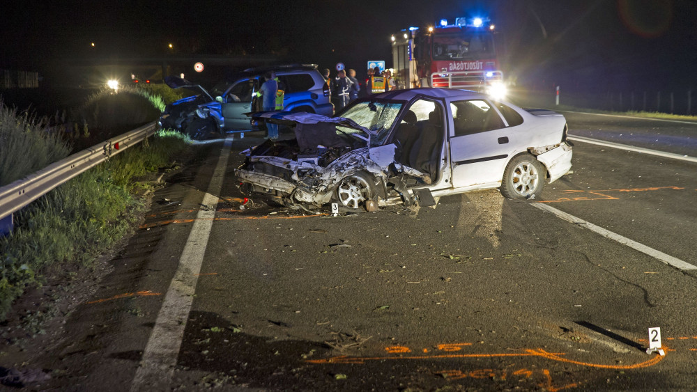 Összetört személygépkocsik az M3-as autópályán Bagnál, miután összeütköztek 2018. május 12-én. A balesetben egy ember életét vesztette.