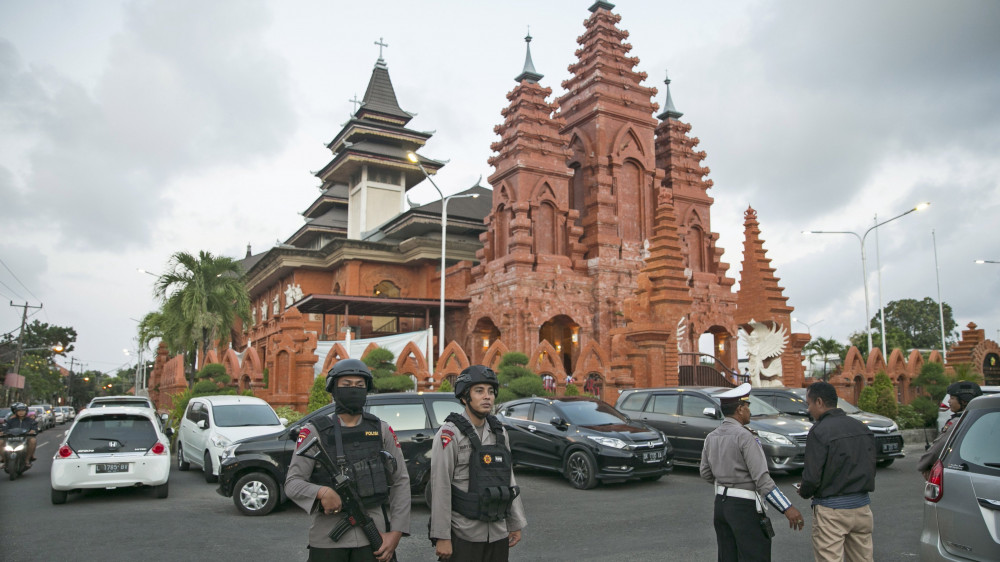 Denpasar, 2018. május 13.
Indonéz rendőrök biztosítja Szentlélek-székesegyházat mise idején a Bali-szigeti Denpasarban 2018. május 13-án, miután a reggeli órákban öngyilkos merénylők robbantottak három keresztény templomban a kelet-jávai Surabaya városban. A támadások elkövetője valószínűleg az Iszlám Állam dzsihadista terrorszervezethez kötődő Jamaah Ansharut Daulah nevű indonéziai szélsőséges csoport. (MTI/EPA/Made Nagi)