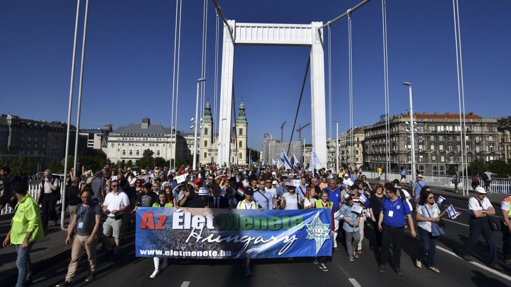 Az Élet menetének résztvevői Budapesten, az Erzsébet hídon 2018. május 13-án. A holokauszt áldozataira emlékező emléksétát tizenhatodik alkalommal rendezték meg.