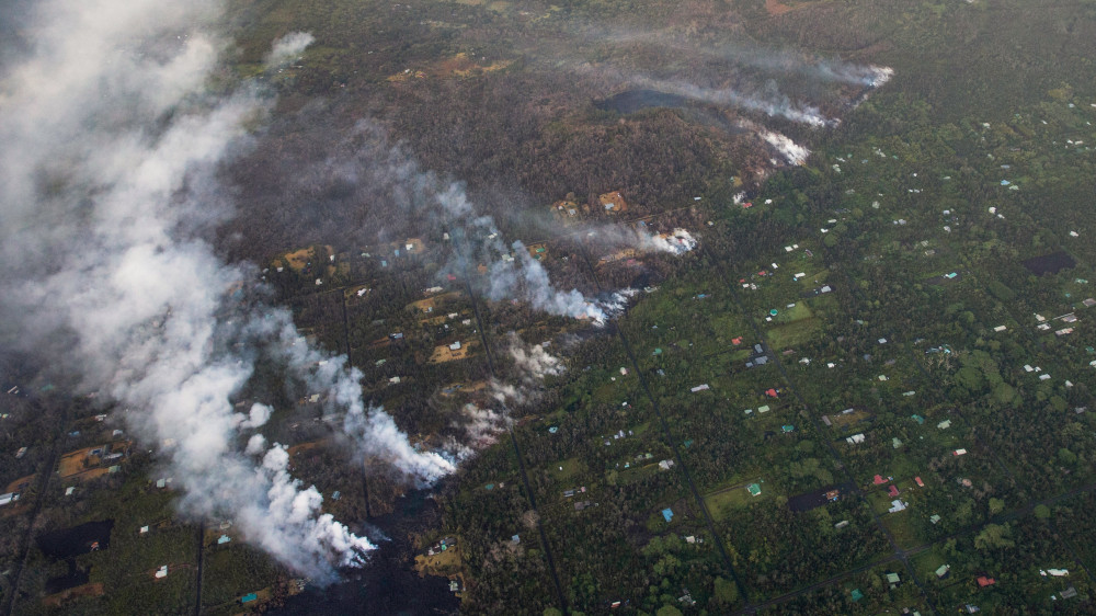 Pahoa, 2018. május 12.A Kilauea tűzhányó mérges gőze tör fel a talajrepedésekből a hawaii-szigeti Pahoa város Leilani lakónegyedében 2018. május 11-én. Az előző heti vulkánkitörés lávafolyama eddig mintegy harminc házat elpusztított, és csaknem kétezer embert otthonának elhagyására kényszerített Pahoa térségében. (MTI/EPA/Paradise Helicopters/Bruce Omori)