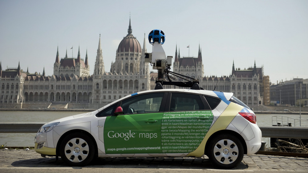 A Google 3 dimenziós fényképezőgéppel felszerelt autója a Parlamenttel szemközti Duna-parton 2013. április 23-án. Ezen a napon Magyarországon is elindult a Google Street View szolgáltatása, Budapest mellett a vidéki nagyvárosok és falvak is bejárhatók virtuálisan.