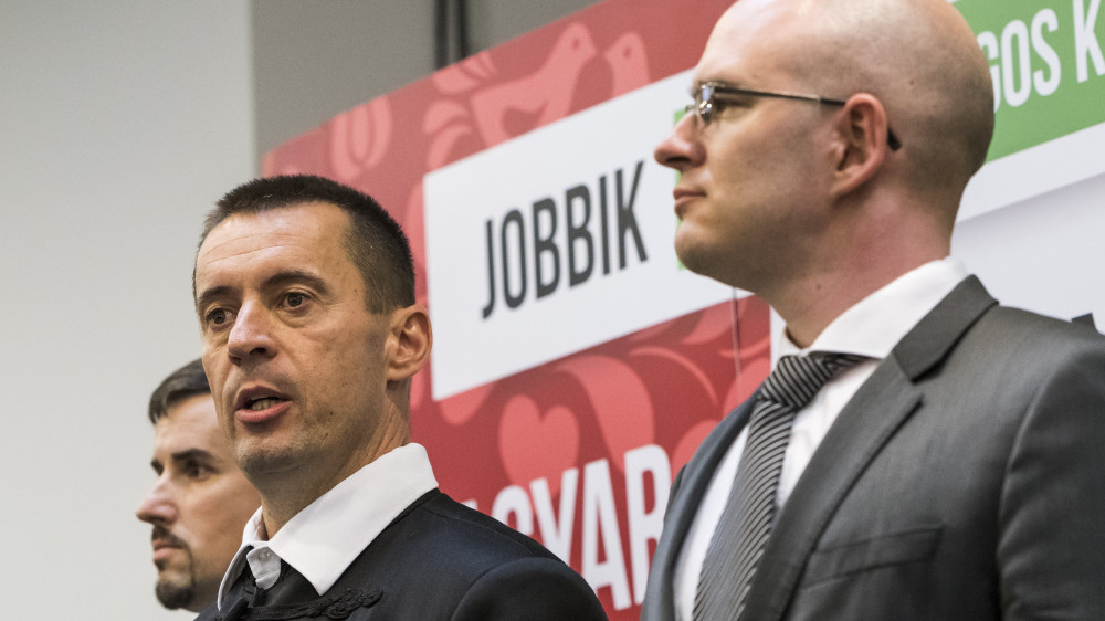Sneider Tamás, a Jobbik új elnöke (k), Z. Kárpát Dániel (j) és Jakab Péter szóvivő (b) a párt tisztújító kongresszusa után tartott sajtótájékoztatón a Dürer Rendezvényházban 2018. május 12-én.