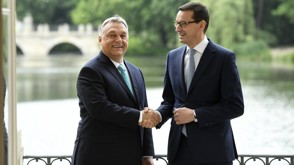 Mateusz Morawiecki lengyel miniszterelnök (j) fogadja Orbán Viktor miniszterelnököt Varsóban, a Lazienki királyi palotában 2018. május 14-én.