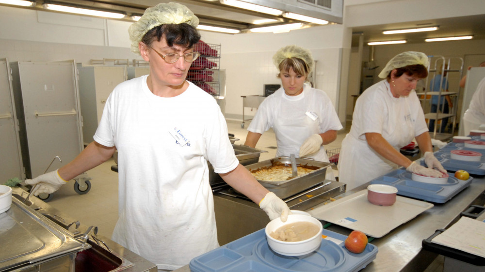 Egyéni tálcás étkezési rendszert vezettek be az intézményben, miután több mint 420 millió forintos beruházással felújított főzőkonyhát és dolgozói éttermet adtak át a győri Petz Aladár Megyei Oktató Kórházban.