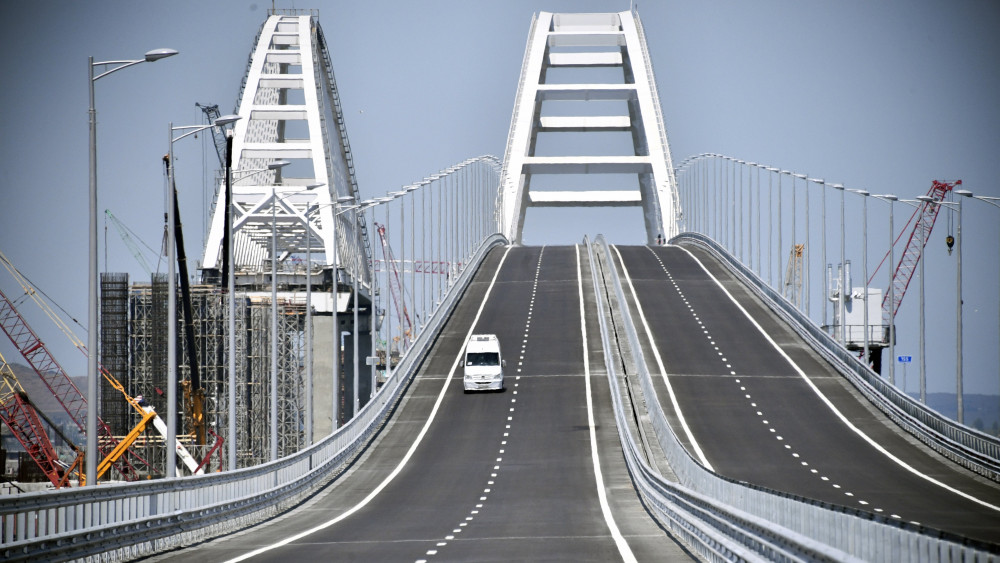 Kercs, 2018. május 15.Az Oroszország által Ukrajnától elcsatolt Krímet és Oroszországot a Fekete- és az Azovi-tenger között összekötő új híd Kercs közelében az avatás napján, 2018. május 15-én. A köz- és vasúti Krími hidat Kercs és az orosz Tamany-félsziget között építették meg. (MTI/EPA/AFP pool/Alekszandr Nyemenov)