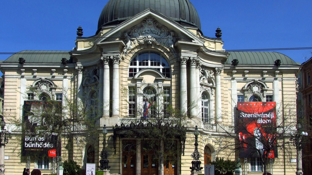 Óriásplakátok a Vígszínház Szent István körúti homlokzatán. Budapest, 2017. március 31.
