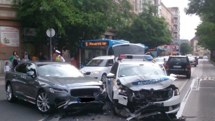 Rendőrautó súlyos karambolja Budapesten - hatalmas a torlódás