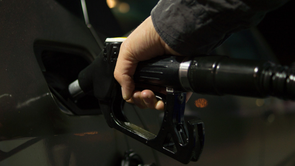 Rossz hír az autósoknak: állandósulhat a magas benzinár