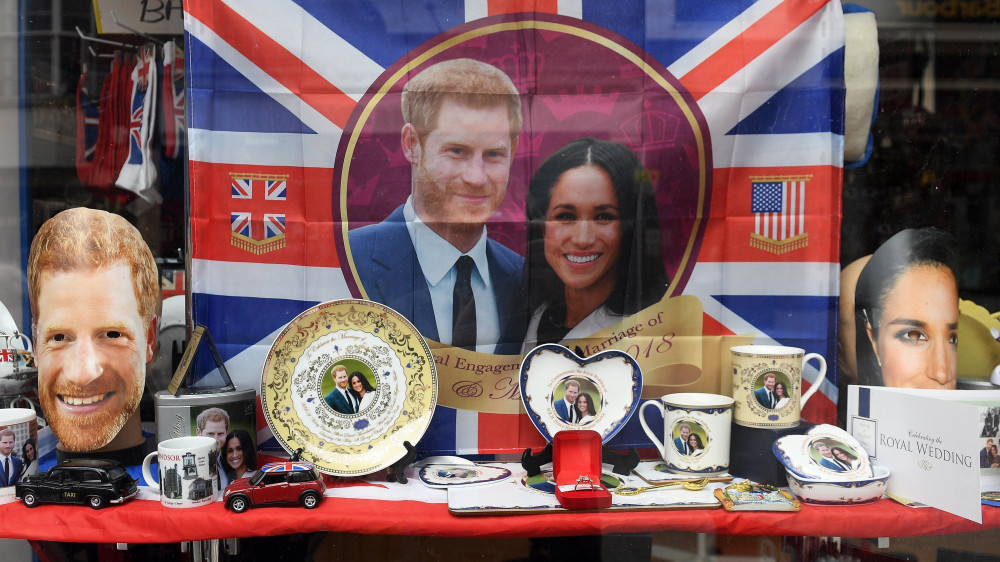 Windsor, 2018. május 16.Harry herceg és Meghan Markle fotójával díszített emléktárgyak egy windsori ajándéküzletben 2018. május 16-án. Harry hercegnek, a brit trónörökös, Károly herceg 34 éves másodszülött fiának és Meghan Markle 37 éves amerikai színésznőnek május 19-én lesz az esküvője a windsori kastélyban, a legősibb angliai királyi rezidencián. (MTI/EPA/Andy Rain)