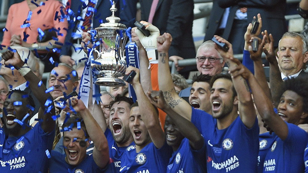 London, 2018. május 19.Gary Cahill, a Chelsea kapitánya a magasba emeli a trófeát, miután csapatával 1-0-ra győzött a Manchester United ellen az angol labdarúgó FA-Kupa döntőjében a londoni Wembley Stadionban 2018. május 19-én. (MTI/EPA/Gerry Penny)