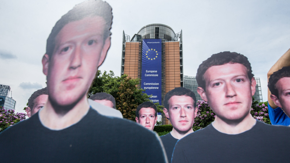 Brüsszel, 2018. május 22.Mark Zuckerberget, a Facebook alapító-vezérigazgatóját ábrázoló életnagyságú kartonfigurákkal tüntet az Avaaz nemzetközi jogvédő szervezet a Facebook körül nemrégiben kirobbant botrányra magyarázatot követelve az Európai Bizottság brüsszeli székházánál 2018. május 22-én. A nap folyamán az Európai Parlament frakcióvezetői Brüsszelben meghallgatják Zuckerberget az ügyben, miként használhatott fel a Cambridge Analytica nevű brit-amerikai politikai elemző és tanácsadó cég több tízmillió Facebook-profilt az 2016-os amerikai elnökválasztási kampányban. (MTI/EPA/Stephanie Lecocq)