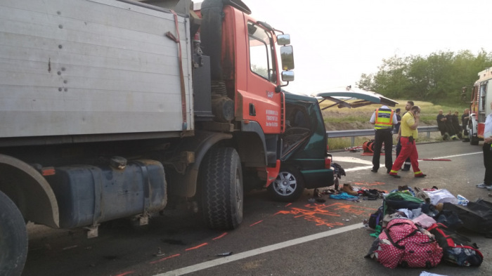 Tragédia a 4-esen: mobilozott vezetés közben a kisbusz sofőrje