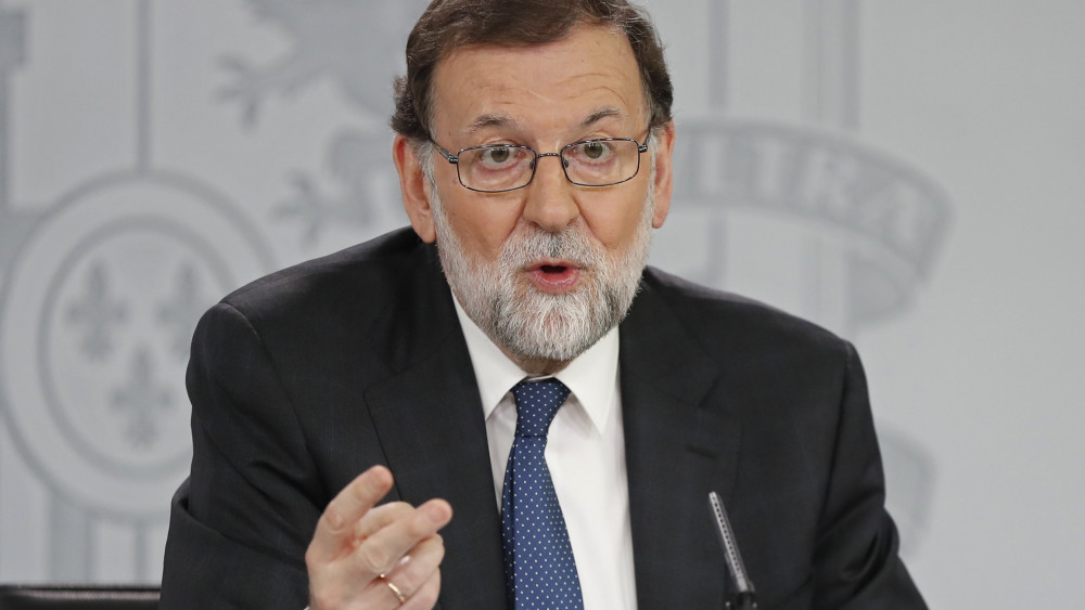 Madrid, 2018. május 25.Mariano Rajoy spanyol miniszterelnök, a kormányzó konzervatív Néppárt (PP) vezetője sajtótájékoztatót tart a madridi kormányfői rezidencián, a Moncloa-palotában 2018. május 25-én, miután bizalmatlansági indítványt nyújtott be ellene a legnagyobb ellenzéki erő, a Spanyol Szocialista Munkáspárt (PSOE). A spanyol központi büntetőbíróság az előző napon ítélet hirdetett a 2009-ben kirobbant korrupciós botrányban, az úgynevezett Gürtel-ügyben, és megállapította, hogy a korrupciós hálózatból hasznot húzott a Néppárt is. Az ítélet nyomán az Állampolgárok (Ciudadanos) liberális középpárt előrehozott parlamenti választásokat követel Rajoytól. (MTI/AP)