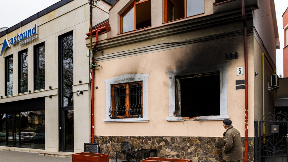 A Kárpátaljai Magyar Kulturális Szövetség (KMKSZ) központi irodája, amelyet ismeretlenek felgyújtottak Ungvár belvárosában 2018. február 27-én hajnalban. Az elkövetők betörték a székház egyik ablakát, és robbanószerkezetet vagy gyújtópalackot dobtak az épületbe.