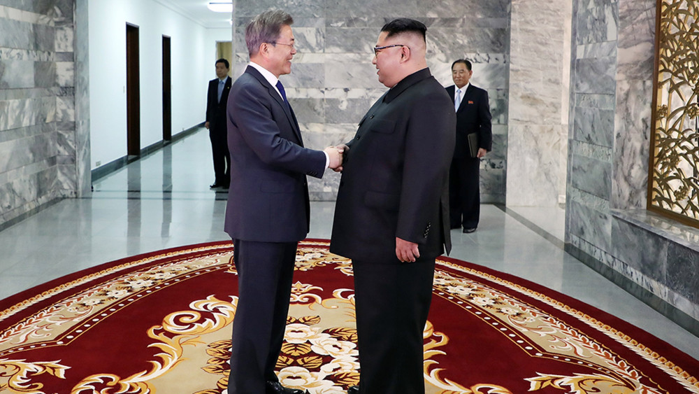 Panmindzson, 2018. május 26.A dél-koreai elnöki hivatal által közreadott képen Kim Dzsong Un észak-koreai vezető (j) és Mun Dzse In dél-koreai elnök kezet fog az újabb csúcstalálkozójuk kezdetén a két Koreát elválasztó panmindzsoni demilitarizált övezet északi részén 2018. május 26-án. A két koreai vezető történelmi találkozójára egy hónapja, április 27-én került sor. (MTI/EPA/Dél-koreai elnöki hivatal)