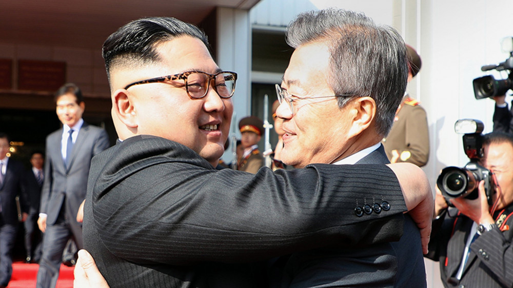 Panmindzson, 2018. május 26.A dél-koreai elnöki hivatal által közreadott képen Kim Dzsong Un észak-koreai vezető (b) és Mun Dzse In dél-koreai elnök megöleli egymást az újabb csúcstalálkozójuk kezdetén a két Koreát elválasztó panmindzsoni demilitarizált övezet északi részén 2018. május 26-án. A két koreai vezető történelmi találkozójára egy hónapja, április 27-én került sor. (MTI/EPA/Dél-koreai elnöki hivatal)