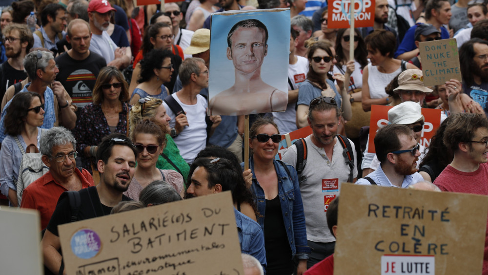Párizs, 2018. május 26.Emmanuel Macron francia elnök ellen tüntetnek Párizsban 2018. május 26-án. Ezen a napon több mint hatvan francia civil szervezet, egyesület, szakszervezet mintegy nyolcvan helyszínen szervezett felvonulást tiltakozásul Emmanuel Macron államfő gazdaságpolitikája ellen. (MTI/AP/Francois Mori)