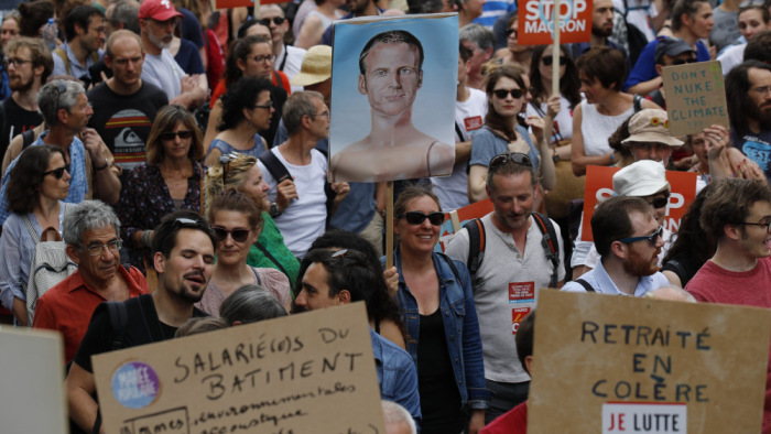 Tízezrek tüntettek Macron reformpolitikája ellen