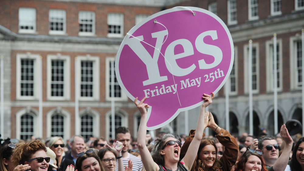 Dublin, 2018. május 26.Résztvevők a dublini eredményvárón 2018. május 26-án, az abortusz esetleges liberalizálásáról szóló népszavazás másnapján. Az exit poll eredmények szerint az írek nagy többsége a terhességmegszakítás liberalizálását támogatta a referendumon. A jelenleg hatályos írországi jogszabály a legszigorúbb Európában: nemi erőszak, vérfertőzés vagy a magzat fejlődési rendellenessége sem indok az abortuszra. (MTI/EPA/Aidan Crawley)