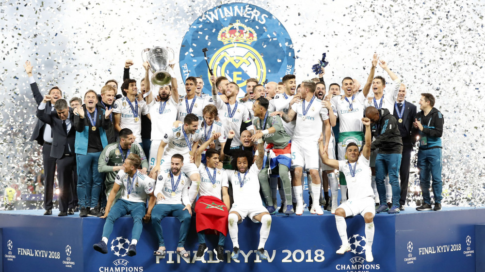Kijev, 2018. május 26.A Real Madrid játékosai ünnepelnek a bajnoki trófeával, miután 3-1-re győztek a Liverpool ellen a labdarúgó Bajnokok Ligájának döntőjében a kijevi Olimpiai Stadionban 2018. május 26-án. (MTI/AP/Pavel Golovkin)