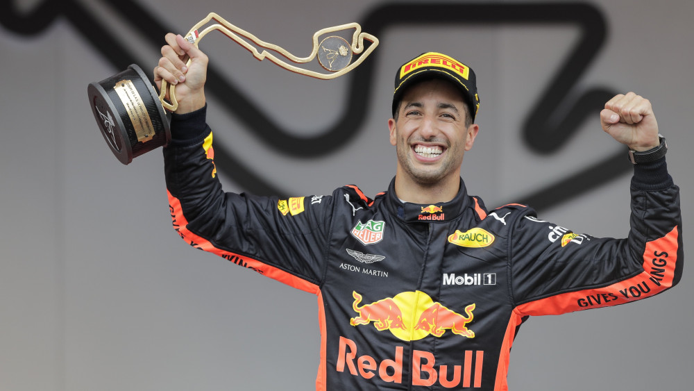 Monte-Carlo, 2018. május 27.A győztes Daniel Ricciardo, a Red Bull ausztrál versenyzője a bajnoki trófeával a Forma-1-es autós gyorsasági világbajnokság Monacói Nagydíjának eredményhirdetésén a monte-carlói utcai pályán 2018. május 27-én. (MTI/EPA/Valdrin Xhemaj)