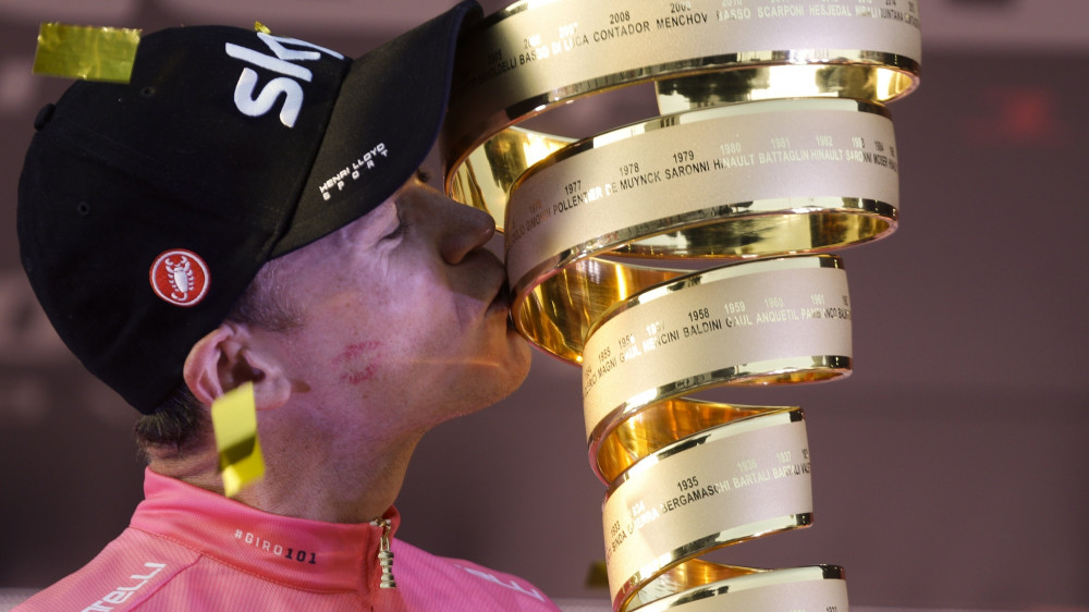 Róma, 2018. május 27.A győztes Chris Froome, a Sky csapat brit versenyzője megcsókolja a bajnoki trófeát a Giro dItalia olasz országúti kerékpáros körverseny eredményhirdetésén Rómában 2018. május 27-én. Froome történelmi triplázást hajtott végre, a tavalyi Tour de France és Vuelta A Espana megnyerése után diadalmaskodott az olasz háromhetes viadalon. (MTI/AP/Gregorio Borgia)