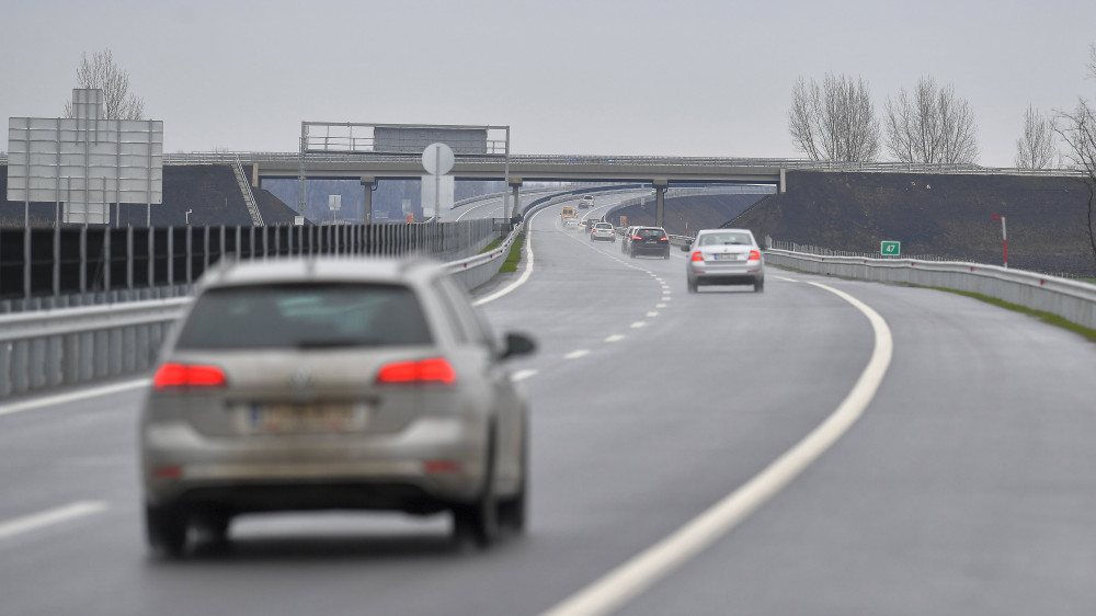 Járművek közlekednek az M35 autópálya új, a 4. és a 481. számú főút közötti szakaszán Debrecen közelében az átadás napján, 2017. december 13-án.