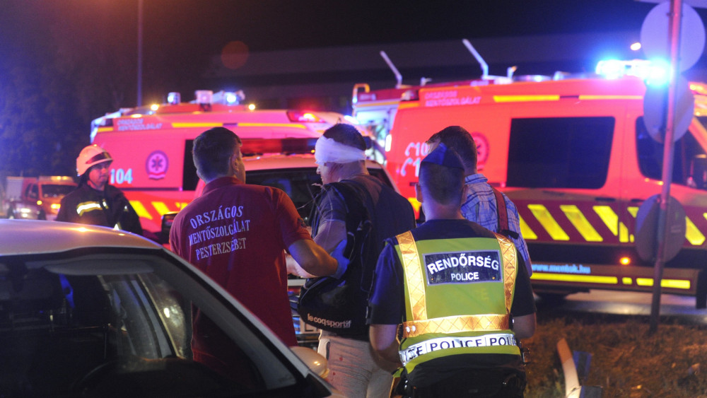 Mentők kísérik a baleset egyik sérüljét 2018. május 29-re virradó éjjel a Ferihegyi repülőtérre vezető úton, ahol egy külföldi rendszámú emeletes autóbusz a Felsőcsatári úti aluljáró előtti magasságkorlátozó kapunak rohant. Az elsődleges információk szerint a balesetben többen megsérültek. A munkálatok idejére a gyorsforgalmi út érintett szakaszát teljes szélességében lezárták.