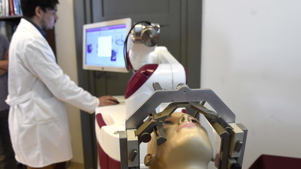 Halász László rezidens 2018. május 29-én bemutatja a ROSA nevű robotot, amelynek segítségével agyműtétet végeztek az Országos Klinikai Idegtudományi Intézetben. Az első hazai, robottal végzett műtét során Parkinson-kór tüneteit enyhítő elektródákat ültettek be egy 65 éves páciens fejébe.