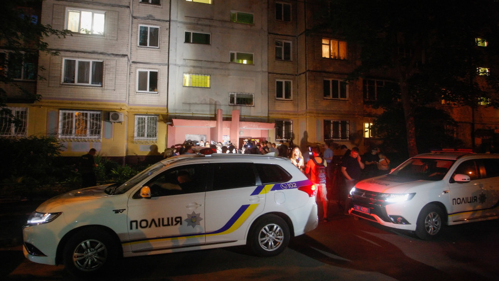 Kijev, 2018. május 30.Ukrán rendőrautók állnak Arkagyij Babcsenko orosz haditudósító kijevi otthonának bejárata előtt 2018. május 29-én. Az orosz újságírót hátba lőtték, majd a mentőautóban életét vesztette. Babcsenko 2017 óta élt Ukrajnában, a Reuters brit hírügynökség közlése szerint a férfi azért hagyta el Oroszországot, mert féltette az életét.  (MTI/EPA/Sztepan Franko)