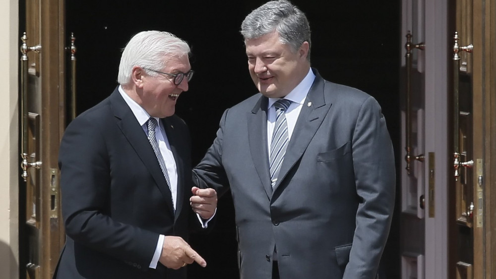 Kijev, 2018. május 29.Petro Porosenko ukrán elnök (j) fogadja német hivatali partnerét, Frank-Walter Steinmeiert Kijevben 2018. május 29-én. (MTI/EPA/Szerhij Dolzsenko)