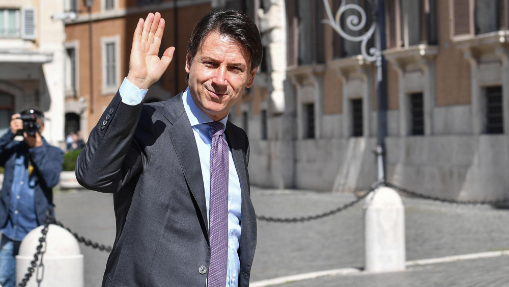 Róma, 2018. május 24.Giuseppe Conte kijelölt olasz miniszterelnök a parlament alsóházához érkezik Rómában 2018. május 24-én. Az előző nap Sergio Mattarella államfő felkérte az Öt Csillag Mozgalom (M5S) és a Liga jelöltjét, Contét kormányalakításra. (MTI/EPA/Alessandro Di Meo)