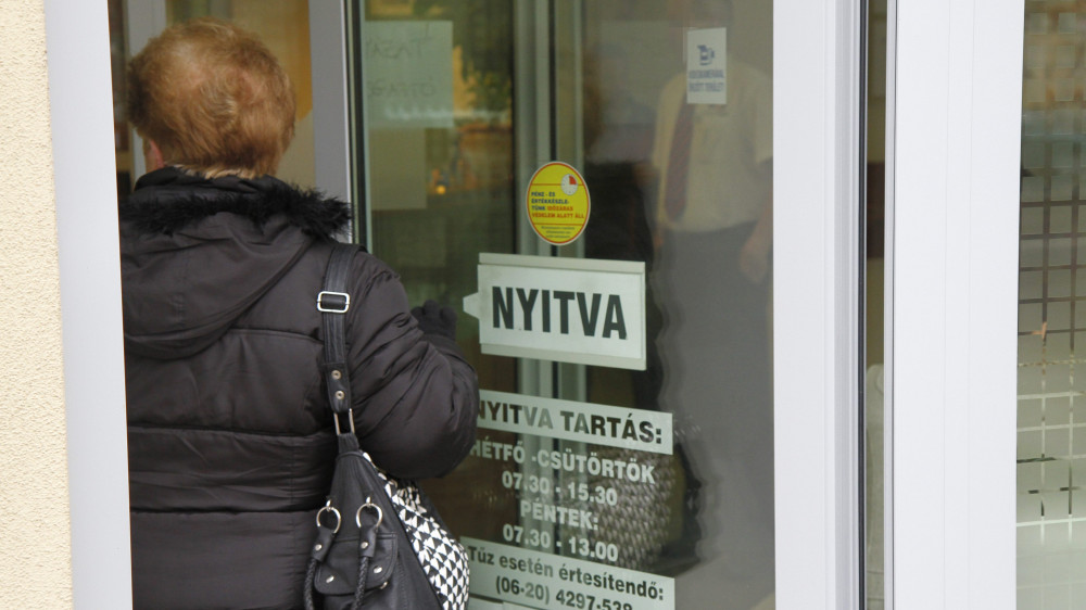 Ügyfél megy be az Észak-magyarországi Regionális Bank (ÉRB) Zrt. miskolci bankfiókjába 2015. február 27-én. A Magyar Nemzeti Bank több évtizedes visszaélés-sorozatot gyanít a Buda-Cash Brókerháznál, ezért február 24-én azonnali hatállyal felfüggesztette működési engedélyét, és a brókerházzal összefüggésbe hozható Dél-Dunántúli Regionális Bank (DRB) bankcsoporthoz tartozó négy banknál, így az ÉRB-nél is korlátozó intézkedéseket rendelt el.
