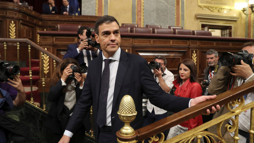 Madrid, 2018. június 1.Pedro Sánchez, a Spanyol Szocialista Munkáspárt (PSOE) főtitkára megérkezik a Mariano Rajoy spanyol miniszterelnök ellen benyújtott bizalmatlansági indítvány második napi parlamenti vitájára Madridban 2018. június 1-jén. A PSOE azért kezdeményezte a kormányfő leváltását, mert a bíróság első fokon ítéletet hirdetett az egyik legszövevényesebb spanyol korrupciós botrányban, a 2009-ben kirobbant úgynevezett Gürtel-ügyben, és megállapította, hogy a korrupciós hálózatból hasznot húzott a kormányzó konzervatív Néppárt (PP) is.  (MTI/EPA/Javier Lizon)