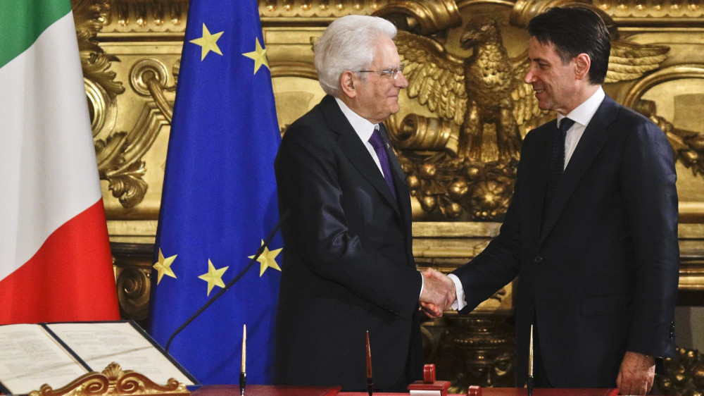 Róma, 2018. június 1.Giuseppe Conte új olasz miniszterelnök (j) kezet fog Sergio Mattarella államfővel, miután letette a hivatali esküt a római elnöki rezidencián, a Quirinale-palotában 2018. június 1-jén. (MTI/AP/Gregorio Borgia)