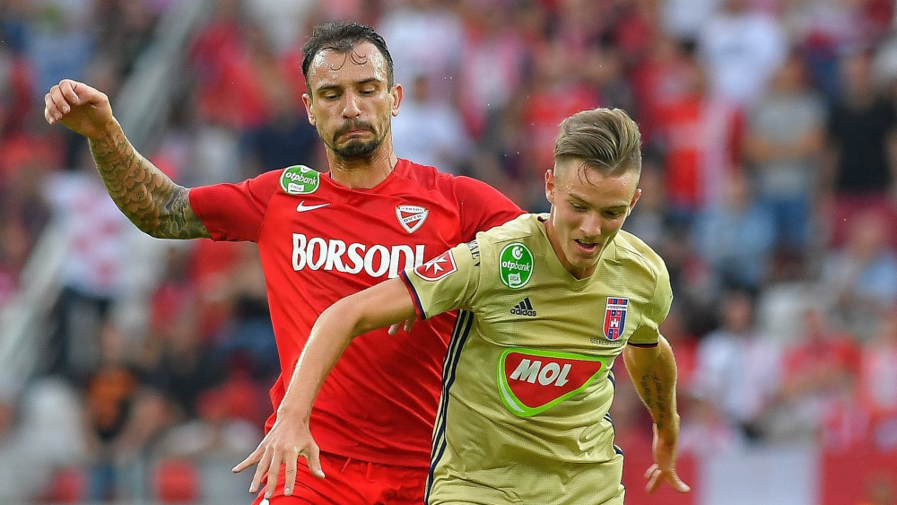 A diósgyőri Ugrai Roland (b) és fehérvári Elvir Hadzic a labdarúgó OTP Bank Liga 33., utolsó fordulójában játszott Diósgyőri VTK - Videoton FC mérkőzésen a Diósgyőri Stadionban 2018. június 2-án.