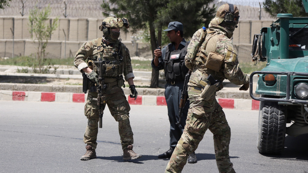 Kabul, 2018. május 30.Az afgán biztonsági szolgálat tagjai a kabuli belügyminisztérium előtt 2018. május 30-án, miután fegyveresek támadták meg az épületet. A helyi sajtó korábban arról számolt be, hogy robbanás és lövöldözés volt hallható a belügyminisztérium épületénél. (MTI/AP/Rahmat Gul)