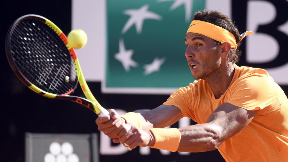 Róma, 2018. május 19.A spanyol Rafael Nadal a szerb Novak Djokovic ellen játszik a római tenisztorna férfi egyesének elődöntőjében 2018. május 19-én. (MTI/EPA/Claudio Onorati)