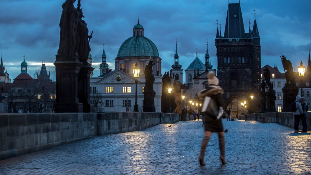 Prága, 2017. december 14.Járókelők a prágai Károly-hídon 2017. december 14-én reggel. Prága történelmi belvárosát az UNESCO 1992. december 14-én nyilvánította a Világörökség részének. (MTI/EPA/Martin Divisek)