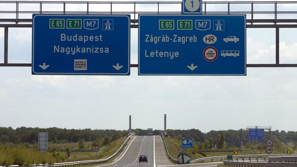 Az M7-es autópálya csomópontja a horvát-magyar határátkelő előtt Letenyénél. A magyar EU-elnökség elkönyvelhette, hogy politikai döntés született a horvát EU-csatlakozási tárgyalások eredményes lezárásáról. 2011 júniusának utolsó napján zárják le Brüsszelben az egyelőre nyitott három utolsó tárgyalási fejezetet.