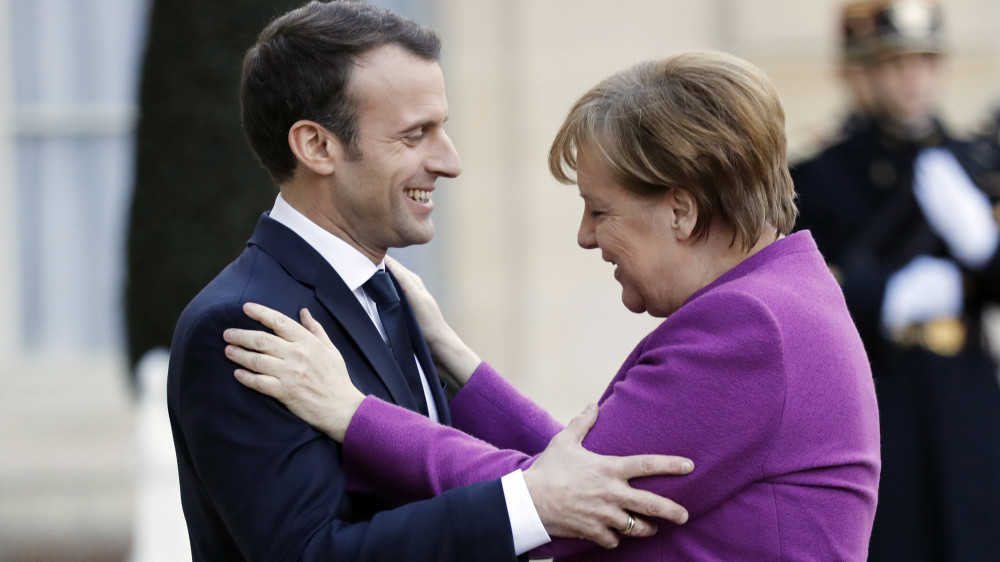 Párizs, 2018. március 16.Emmanuel Macron francia elnök fogadja Angela Merkel német kancellárt a párizsi államfői rezidencia, az Elysée-palota kapujában 2018. március 16-án. Új kormányának megalakulása óta ez Merkel első külföldi utazása. (MTI/EPA/Etienne Laurent)