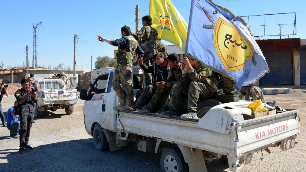Rakka, 2017. október 19.Az Egyesült Államok vezette szövetségesek által támogatott arab-kurd Szíriai Demokratikus Erők (SDF) fegyveresei a kelet-szíriai Rakka belvárosában 2017. október 18-án, miután előző nap visszafoglalták a várost az Iszlám Állam dzsihadista szervezettől. Az SDF június 6-án indította meg a Rakka és környéke felszabadítását célzó ostromát, amelyben 3250 ember, köztük legalább 1130 civil vesztette életét. (MTI/EPA/Juszef Rabi Juszef)