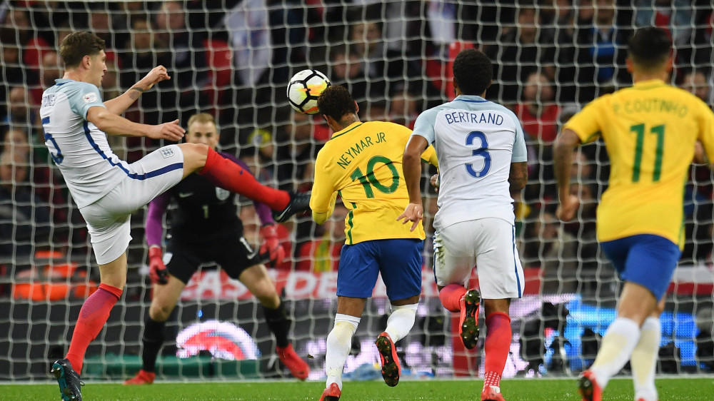 London, 2017. november 14.Az angol John Stones (b) és a brazil Neymar (k) az Anglia - Brazília barátságos labdarúgó-mérkőzésen a Londoni Wembley stadionban 2017. november 14-én. (MTI/EPA/Andy Rain)