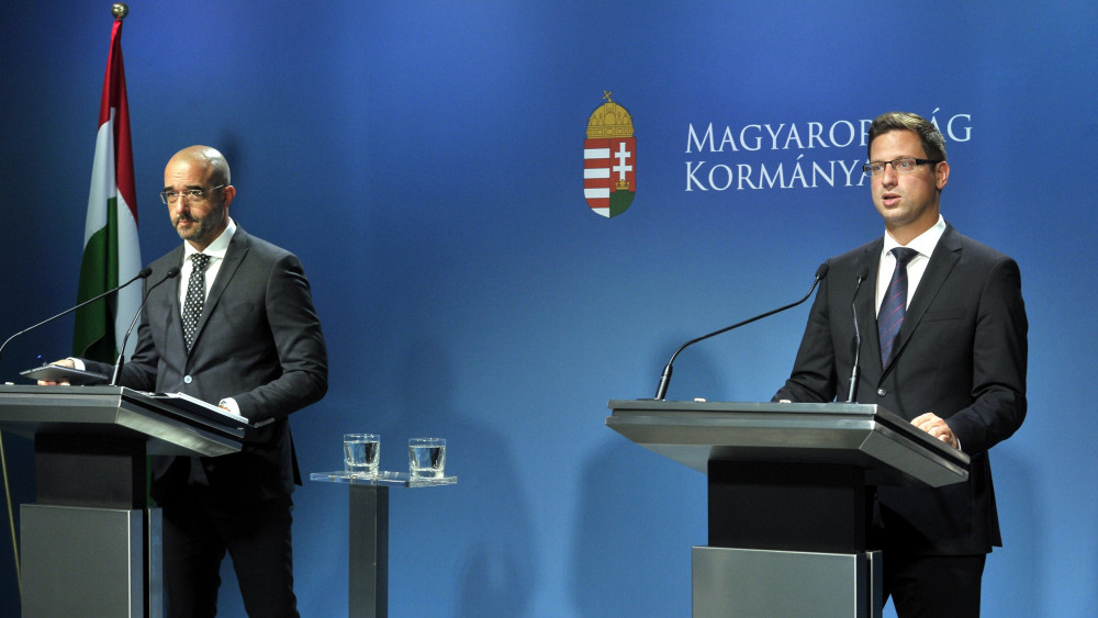 Gulyás Gergely, a Miniszterelnökséget vezető miniszter (j) és Kovács Zoltán kormányszóvivő az új kabinet megalakulása után tartott első kormányinfón a Miniszterelnöki Kabinetiroda Garibaldi utcai sajtótermében 2018. május 24-én.